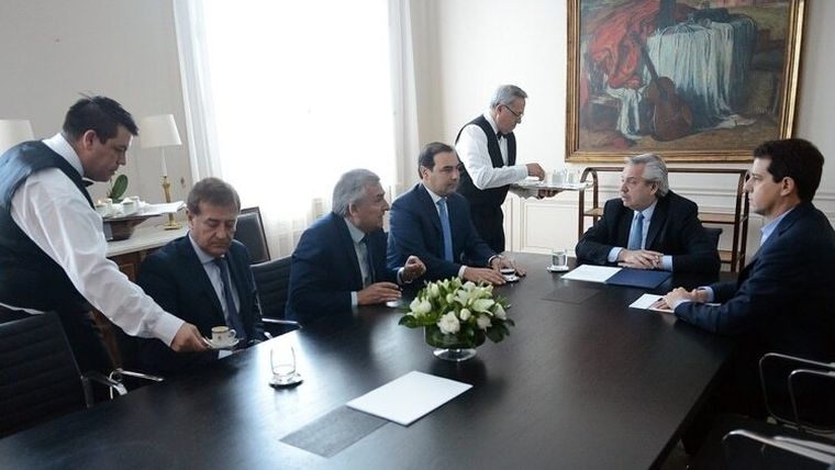 Suarez y otros gobernadores radicales, junto a Alberto Fernández.