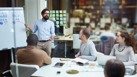 La salud mental de los jóvenes trabajadores, millennials y centennials, está siendo un desafío creciente para el mundo laboral. Foto: Shutterstock