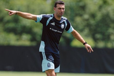 La baja de Tagliafico obliga a Scaloni a meter mano en el equipo. Dos nombres pelean por un lugar clave para el debut ante Argelia. La baja de Tagliafico obliga a Scaloni a meter mano en el equipo. Dos nombres pelean por un lugar clave para el debut ante Argelia.