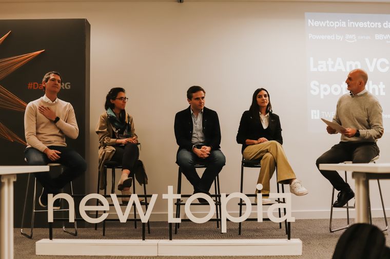 El panel a pleno con cuatro de los VCs más activos de Latinoamérica. Foto: Latam VC