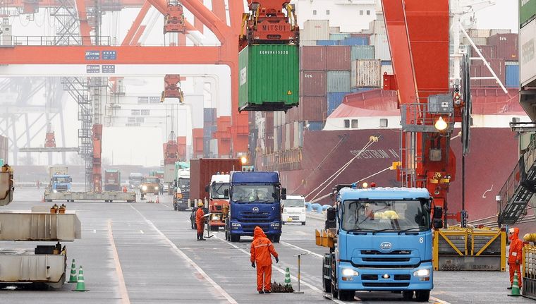 Las importaciones van por el ascensor y las exportaciones por la escalera Foto: EFE