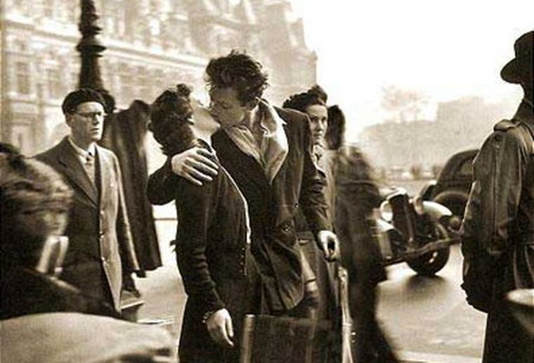 El beso frente al ayuntamiento, de Robert Doisneau. Foto: photo-historia.blogspot.com