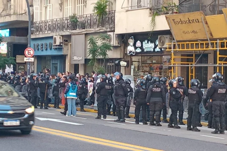 actores realizaron un abrazo simbolico contra la motosierra de milei actores realizaron un abrazo simbolico contra la motosierra de milei