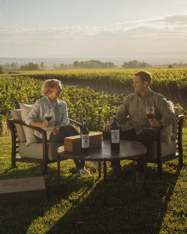 Susana Balbo y su hijo, José Lovaglio, disfrutando de los viñedos que pertenecen a la empresa familiar. Foto: @susanabalbowines en Instagram. Susana Balbo y su hijo, José Lovaglio, disfrutando de los viñedos que pertenecen a la empresa familiar. Foto: @susanabalbowines en Instagram.