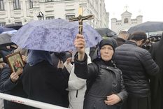 El Monasterio de las Cuevas de Kiev y otros templos del país regidos por la Iglesia Ortodoxa Ucraniana del Patriarcado de Moscú volvieron a vivir hoy escenas de tensión. Foto: EFE/ Marcel Gascón
