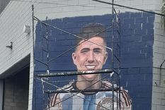 el dia en el que el futbolista se transforma en mural y en ejemplo