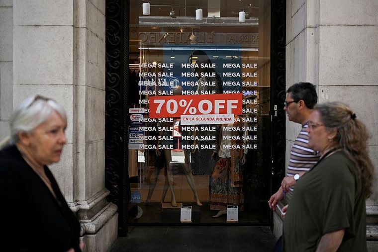 El ajuste fiscal de Milei ha tenido un fuerte impacto en la economía y la sociedad de Argentina.