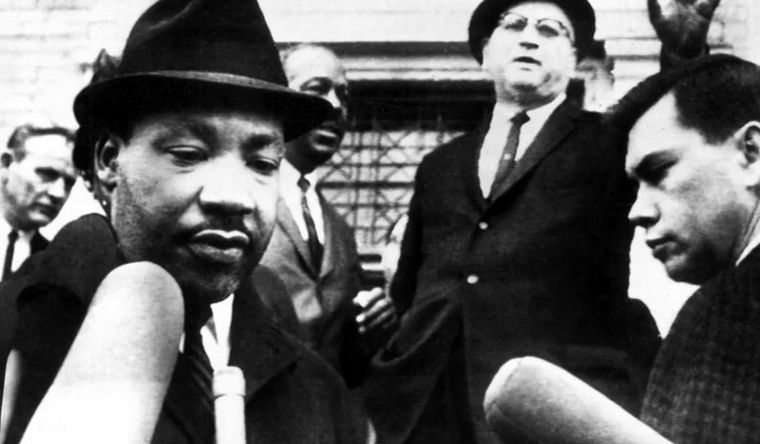 Foto de archivo en la que se ve a Martin Luther King Jr. (i) mientras da declaraciones en 1965. Foto EFE Foto de archivo en la que se ve a Martin Luther King Jr. (i) mientras da declaraciones en 1965. Foto EFE