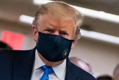 Donald Trump usó este sábado por primera vez una mascarilla en público.