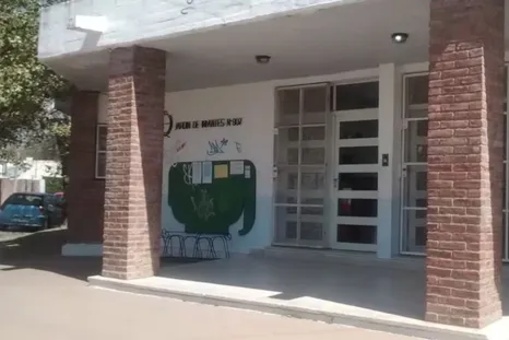 Un grupo de familias denunció a una madre por una presunta estafa vinculada a la compra de buzos de egresados en un jardín de infantes de Alejandro Korn. Un grupo de familias denunció a una madre por una presunta estafa vinculada a la compra de buzos de egresados en un jardín de infantes de Alejandro Korn.