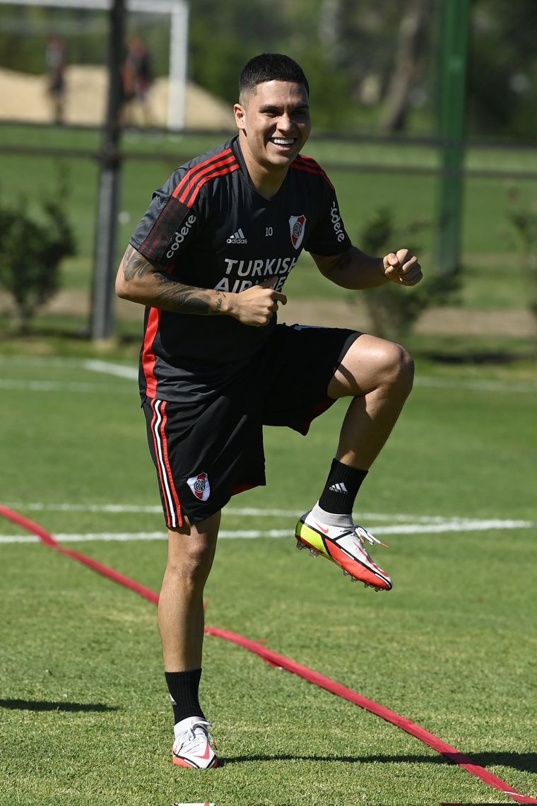 La felicidad de Juanfer en el entrenamiento de River. Foto: @RiverPlate