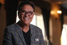 Robert Kiyosaki es autor del best seller Padre rico, Padre pobre. Foto: IMDb - https://m.media-amazon.com/images/M/MV5BY2MyMzNhYjQtMmIxMC00YmQ0LThiOTktNjZmMzgxOGQ5NGY1XkEyXkFqcGdeQXVyNDE0OTA0ODM@._V1_.jpg