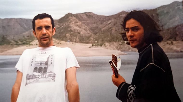 Roly López, junto a su amigo Ulises Naranjo, a fines del siglo pasado. Foto: Gentileza Laura Antún.