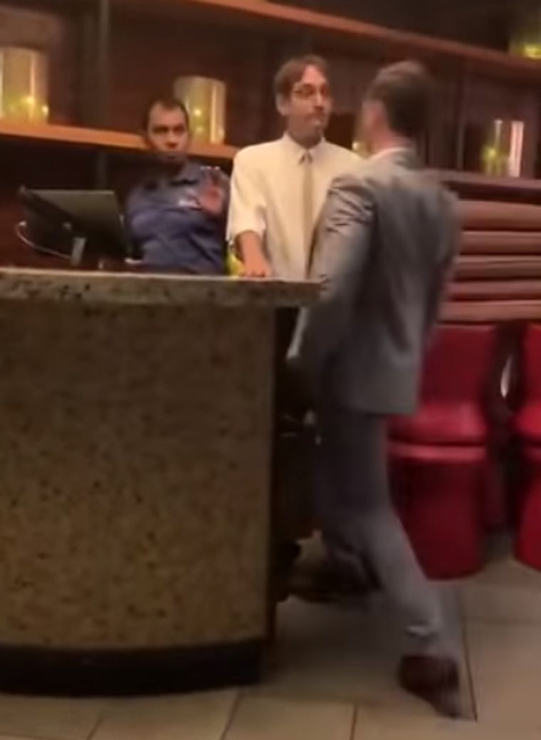 Cabezazo El agresor le dio un fuerte golpe con la cabeza al empleado del restaurante YOLO, en Florida. Después cobró.