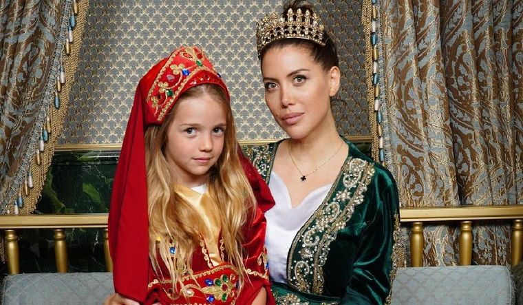 Wanda Nara se vistió de princesa turca junto a su hija Isabella.