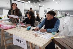 Mientras llegan los últimos mazos de boletas de los partidos, se ordenan por sección electoral y por escuela para ser trasladadas antes de los comicios.