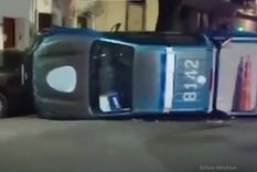 Un patrullero chocó contra un auto estacionado en Chacarita, volcó y dos agentes resultaron heridos Foto: NA