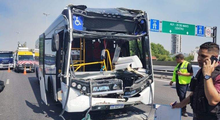 El conductor del colectivo fue trasladado al hospital en helicóptero.  Foto: X