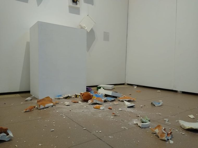 El día lunes las obras de la muestra 8M Manifiestos Visuales fue destruida por un grupo de fanáticos creyentes.