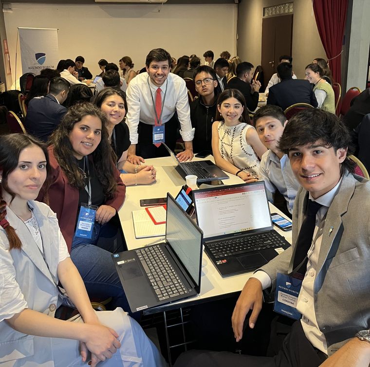 Durante tres días, jóvenes de todo el país debatieron en el Congreso. Durante tres días, jóvenes de todo el país debatieron en el Congreso.