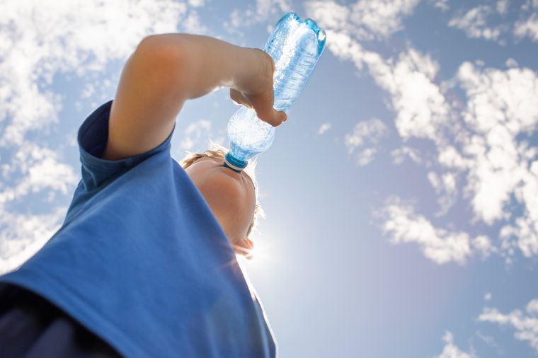 Los expertos aconsejan tomar agua para evitar un golpe de calor Foto: Shutterstock