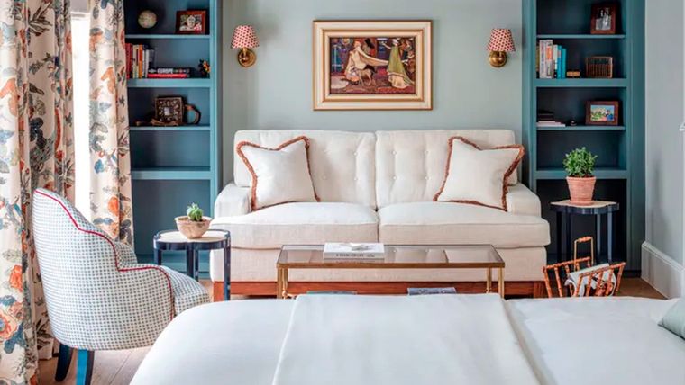 Hacer un dormitorio para invitados con sillones para que sea una mini sala de estar. Foto: Mark Bolton Photography