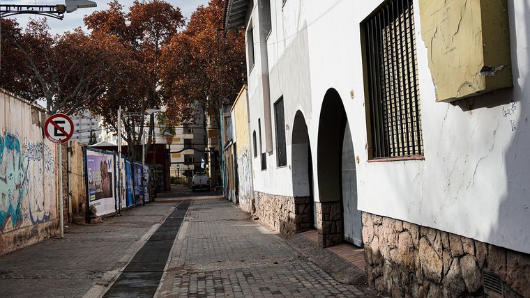 Construcciones altas e imponentes en un pasaje que tiene una extensión de solamente una cuadra. Construcciones altas e imponentes en un pasaje que tiene una extensión de solamente una cuadra.
