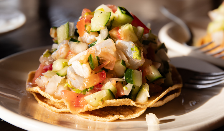 El ácido del limón en esta receta actúa como método de “cocción” natural, una característica única que diferencia esta receta de muchos otros platillos tradicionales.