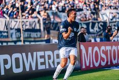 Alejo Osella ya metió el cabezazo goleador para el 1-0 y festeja con todo su primer gol en Primera división. Foto: Prensa Independiente Rivadavia