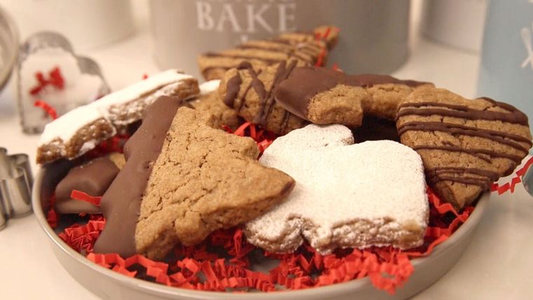 Admira estas sabrosas galletas de jengibre con decoración de chocolate. Puedes prepararlas fácilmente y son dueñas de un sabor exquisito.