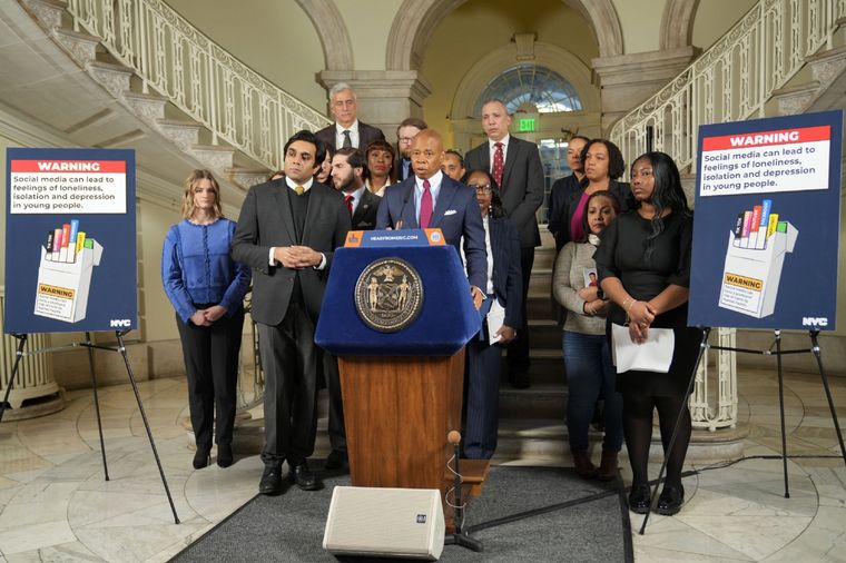 El alcalde junto a su Gabinete durante el anuncio de la demanda Foto: @NYCMayor