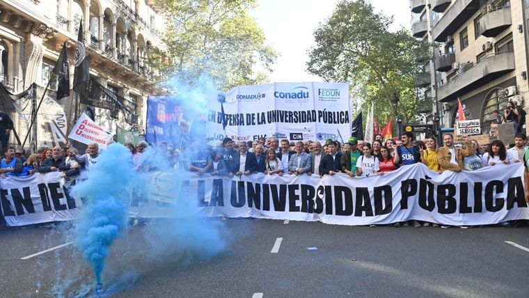 Luego de la multitudinaria marcha y el nuevo cruce con el CIN, el Gobierno convocó a los rectores de las universidades para el martes 30 de abril a las 11 horas Foto: Telam