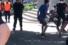 El joven fue detenido por un grupo de efectivos policiales El joven fue detenido por un grupo de efectivos policiales