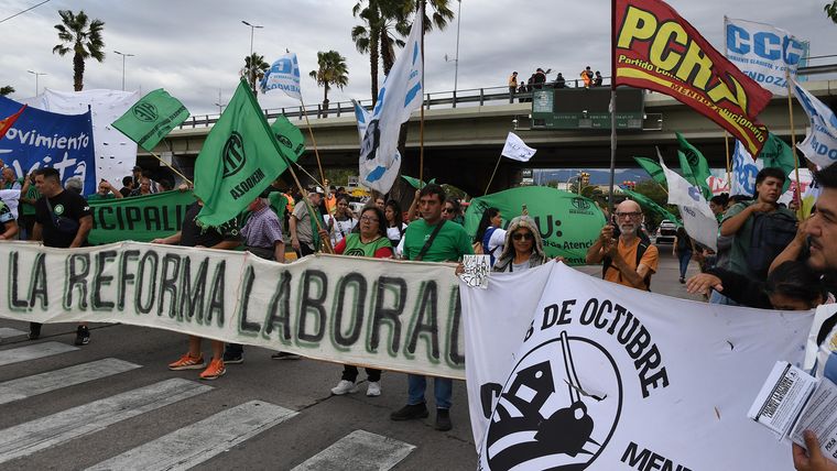 La protesta se realizó en uno de los principales accesos a la Ciudad y reunió a gremios y movimientos sociales.