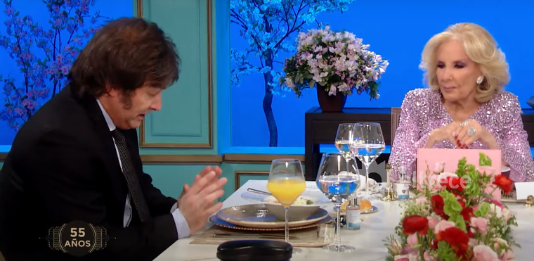 El momento en el que Milei se tira los cubiertos encima Foto: Captura de video.