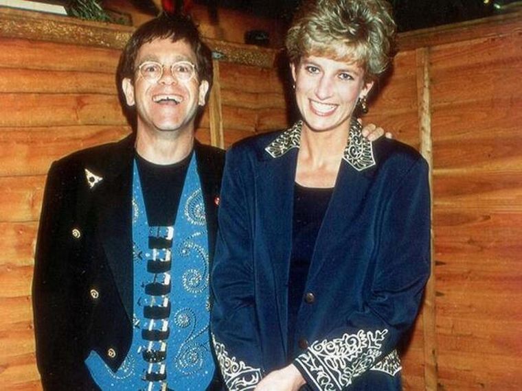 Foto: https://www.mujerhoy.com/celebrities/202105/14/elton-john-confiesa-bofetadas-reina-isabel-ii-pelea-diana-de-gales-insultos-felipe-duque-edimburgo-libro-memorias-polemica-familia-real-britanica-20210513131820.html