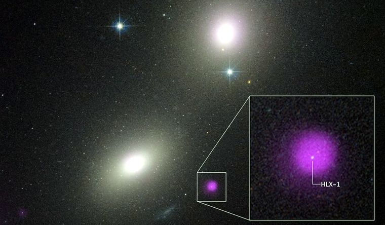 Imagen del Telescopio Hubble de la Nasa de dos galaxias: NGC 6099 (abajo a la izquierda) y NGC 6098 (arriba a la derecha).&nbsp; Foto DPA