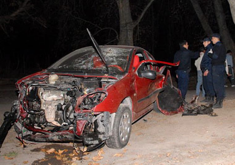 El frente del Peugeot 206 totalmente dañado Foto: Gonzalo Bravo