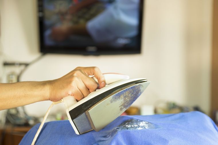 Dejar la plancha enchufada puede ocasionar un problema. Dejar la plancha enchufada puede ocasionar un problema.