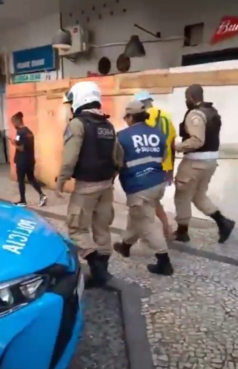 El momento en el que detenían al argentino en Brasil por injurias raciales. El momento en el que detenían al argentino en Brasil por injurias raciales.