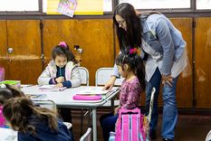 La mejora de los salarios y las condiciones laborales también juega un papel crucial en la retención de docentes de calidad. Foto: Santiago Tagua/MDZ