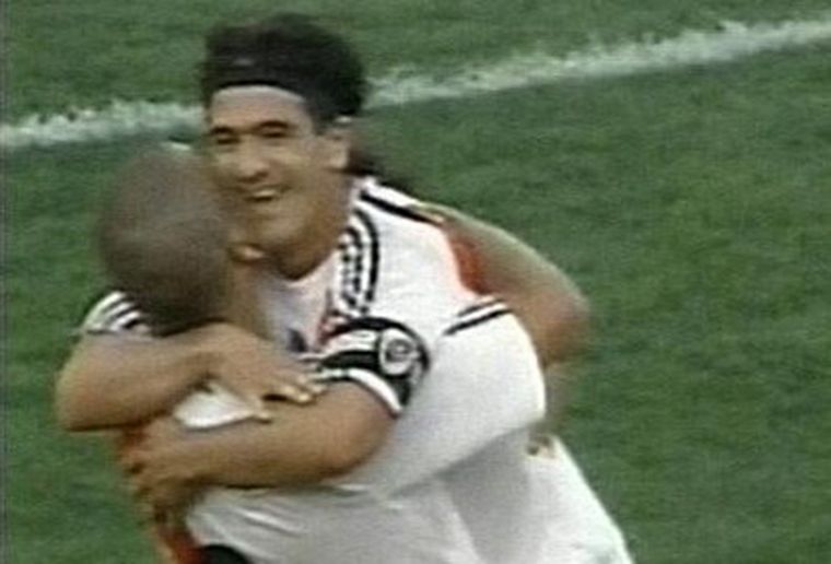 Otros tiempos. Ortega se abraza con Fabbiani. Foto: MDZ