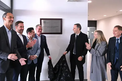 manuel adorni y karina milei inauguraron el nuevo centro industrial de mercedes-benz en zarate manuel adorni y karina milei inauguraron el nuevo centro industrial de mercedes-benz en zarate