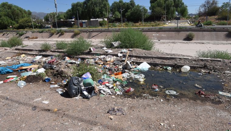 suciedad mugre zanjón barrio san martín 9.jpg