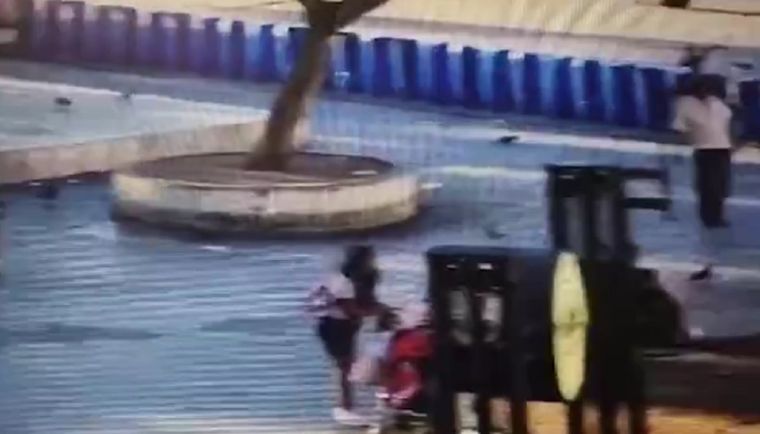 La madre dejó a su beba al cuidado de un indigente y no volvió a buscarla Foto: Captura de video