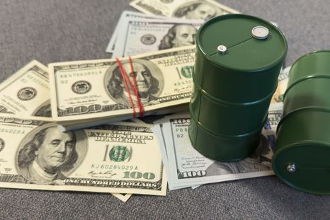 Por el cierre del estrecho de Ormuz por parte de Irán, los precios del petróleo se dispararon más de 50% en apenas un mes, poniendo en riesgo el abastecimiento global de hidrocarburos. Por el cierre del estrecho de Ormuz por parte de Irán, los precios del petróleo se dispararon más de 50% en apenas un mes, poniendo en riesgo el abastecimiento global de hidrocarburos.