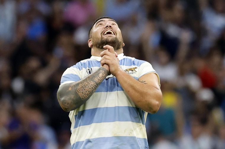 Los Pumas Joel Sclavi mira al cielo tras clasificarse a las semifinales del Mundial de Rugby de Francia 2023 Foto: EFE