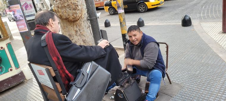 El oficio del lustrabotas se ve muy a menudo en el centro mendocino Foto: Julián Crowe