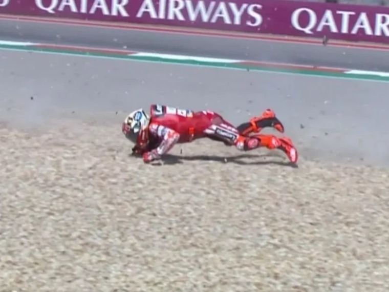 Fuerte caída de Marc Márquez durante los entrenamientos del MotoGP. &nbsp;