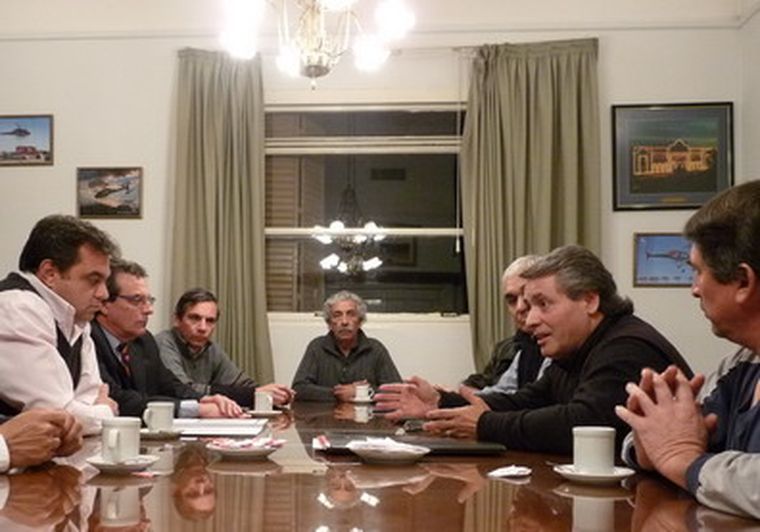 El ministro de Seguridad Carlos Aranda y los taxistas. Foto: Ministerio de Seguridad
